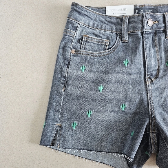 Judy Blue High Rise Embroidered Cactus Black Wash Denim Shorts Small NWT - Picture 9 of 9